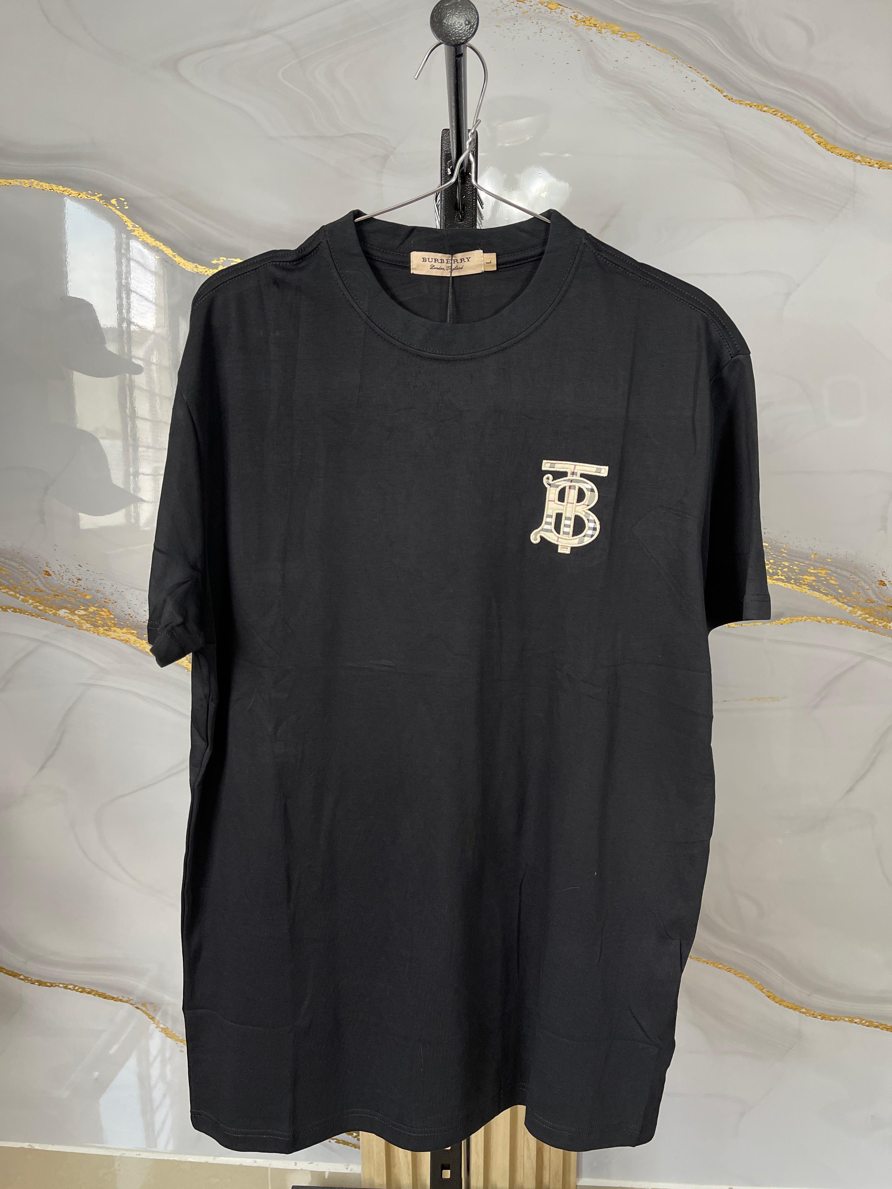 camiseta-negra-talla-L-burberry.jpeg