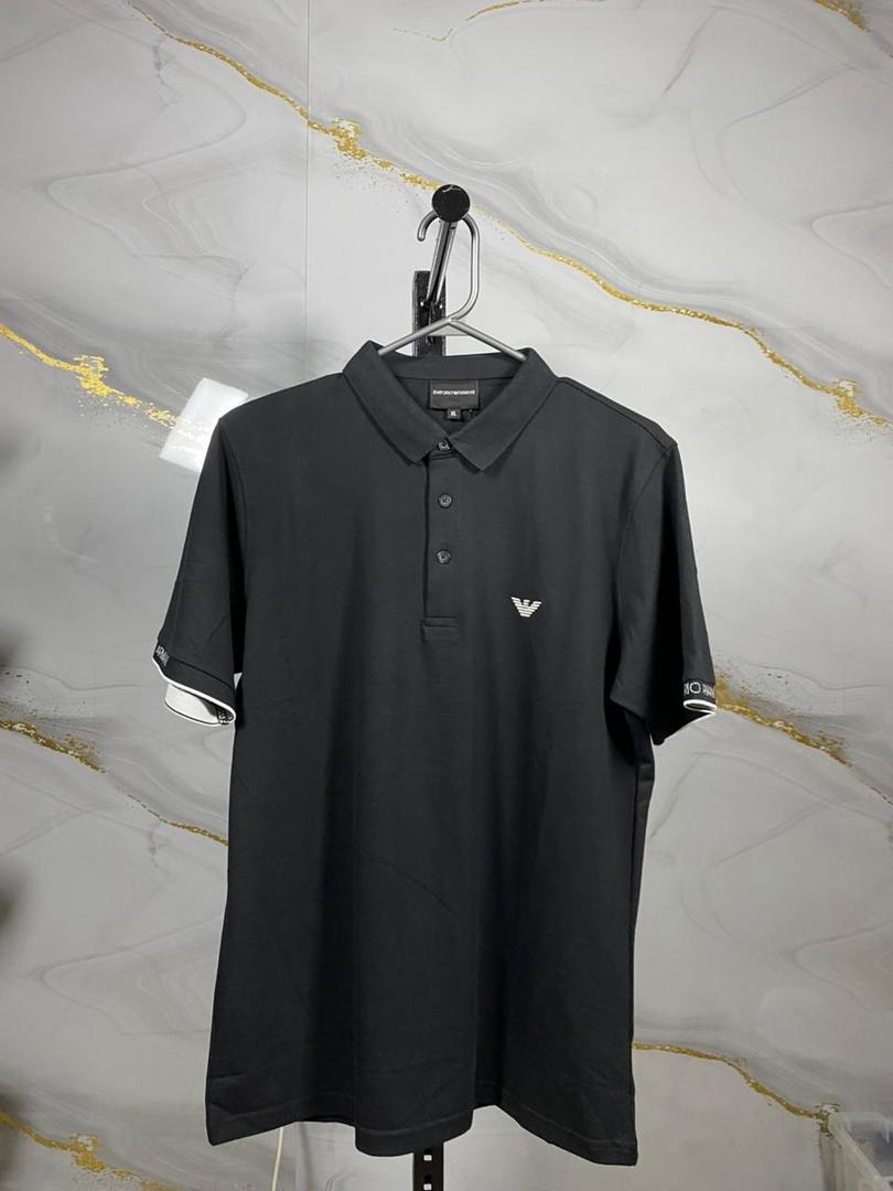 polo-emporio-armani-XL-color-negra-letras-mangas.jpeg